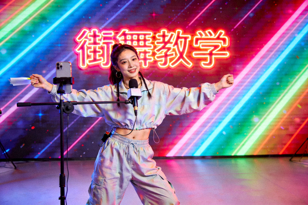 街舞女主播在彩光背景下进行舞蹈教学直播